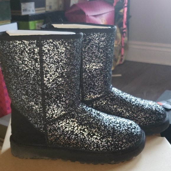 UGG - Picture 1 of 4